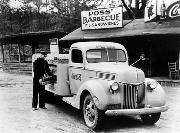 HistoryInPics's tweet image. Coca-Cola Delivery Truck, 1940's