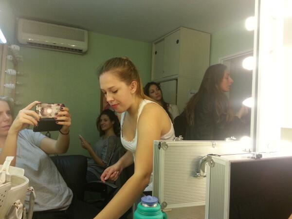 tati_schapiro's tweet photo. Nos despojamos de los restos del viernes a la noche pre @DobleVisionTV  @sofiacaram @AnitaSicilia http://t.co/bgEu5SWLHi