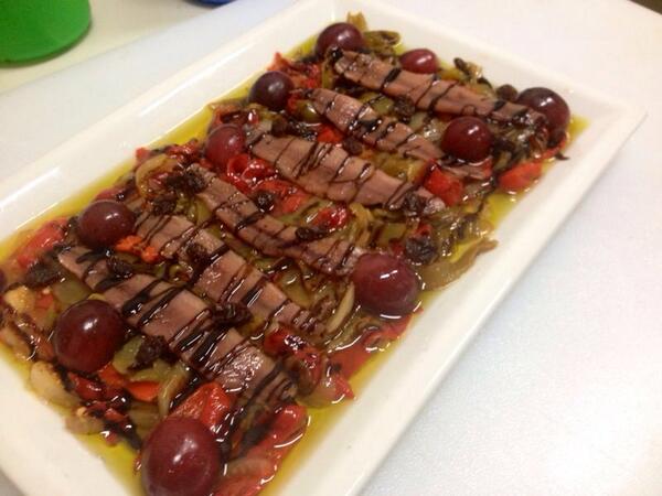 Prueba esta noche nuestra ensalada de pimientos asados con anchoínas del cantábrico, no te arrepentirás...