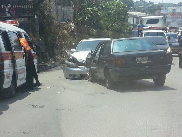 N3tosz's tweet photo. Accidente en la petapa varios heridos @amilcarmontejo @NuestroDiario @T13Noticias @EmisorasUnidas @sonora969 http://t.co/VrYByur9iX