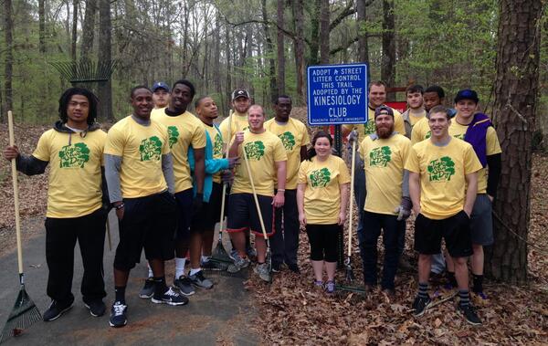 TerryDeWittPhD's tweet photo. Tiger Serve Day with the KIN Club. Cheers! @TigerServeDay http://t.co/VYlnzt6xKa