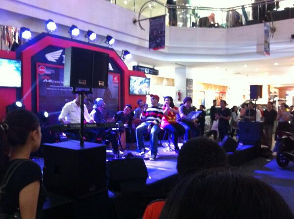 boldis230's tweet photo. Duh maluu uyy,*telat bls RT @gagaaah: Nonton aa @boldis230 di bip :D http://t.co/EfL9NIa0QS