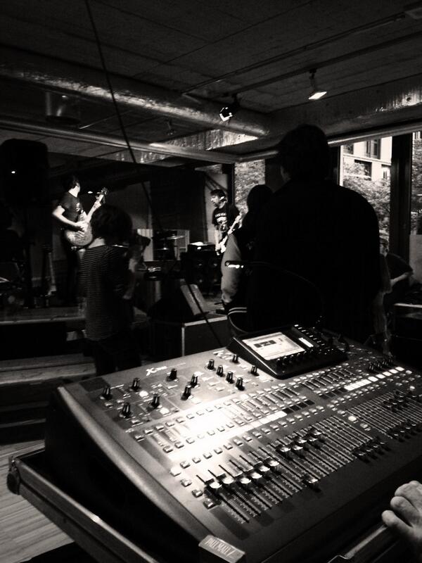 Little punk jam for our new #ambossbier office #ambosspuls5 with the #teenagekings <a href="/mephh/">Mephh</a>