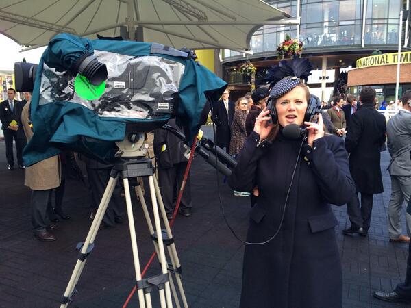 TessGiffard's tweet photo. Great commentary from @sarahlhendo at Aintree #talkingblocks http://t.co/MWBPBCqSYP