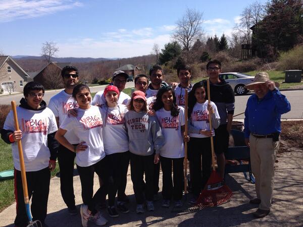 ScooterD's tweet photo. #UtProsim at its finest today @TheBigEventatVT 7800 #Hokies strong serving BBurg community! #HokieProud #NeverForget http://t.co/AQPIPvr8rM