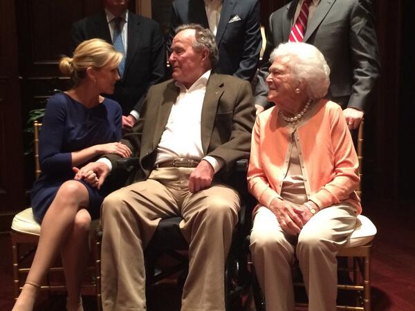 LexiStemple's tweet photo. .@ShannonBream chatting with @GeorgeHWBush and Barbara Bush at #Bush25. Total honor meeting them. http://t.co/DltsXkDqN0