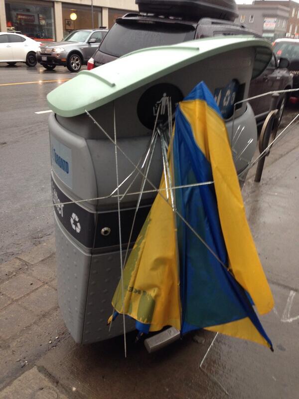 GoAndrewFleming's tweet photo. This ALWAYS cracks me up. I can only imagine how miserable this person was before they lost all hope in umbrellas http://t.co/kUneNvdIAi