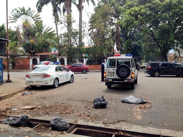 GranValencia's tweet photo. Enfrentamientos entre manifestantes y PoliCarabobo en El Trigal Sur (2:10 pm). http://t.co/WL6OE4EhWX