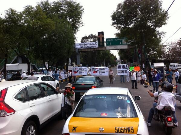 NoticiaSatelite's tweet photo. "No más muertos en naucalpan"  ,tráfico en Lomas verdes  manifestación por inseguridad y corrupción @TraficoReporte http://t.co/n7pvJUt12G