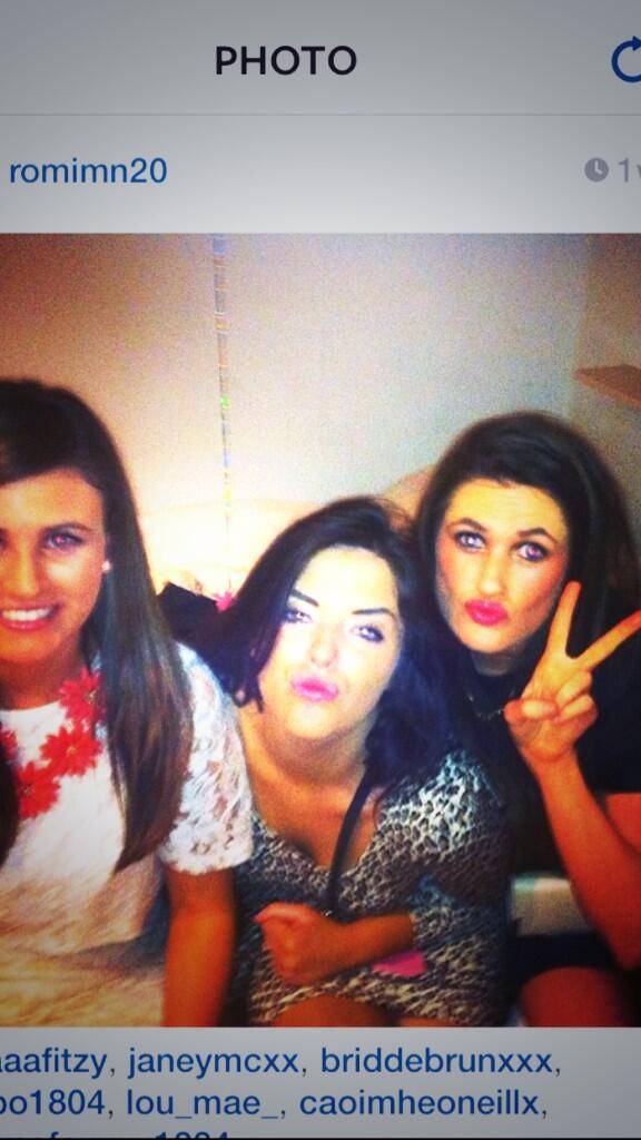 Emmafoxxxx1234's tweet photo. @romimn992 @JaneMcx So weak everytime I see this photo 😂😂. #PeaceAndPout 💄💄🙊🎉🍹🍸🍸 http://t.co/uWeQmYer4C