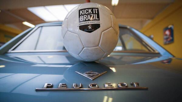 peugeotarg's tweet photo. ¡La pelota #KickItToBrazil estuvo de visita en el #MuseoPeugeot! Recordá que el 31 de Mayó visitará nuestro país. http://t.co/A3SqbnUewj