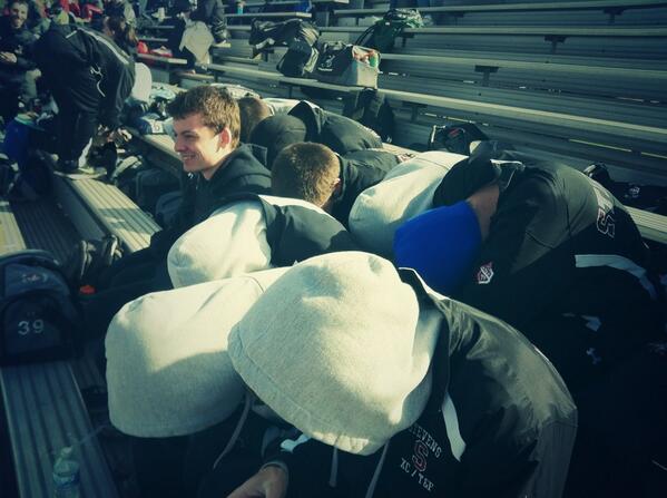 EducatedRunning's tweet image. Keeping warm before a race is key. #duckbonding #tracksolutions #edurunning @StevensXC_TF