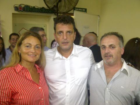 JorgeSolmi's tweet photo. la Dip. @mahueratto con el pte del bloque FR de Pergamino  @walter302  @FRPrensa ahora  en Mercedes http://t.co/6YrvjawJcW