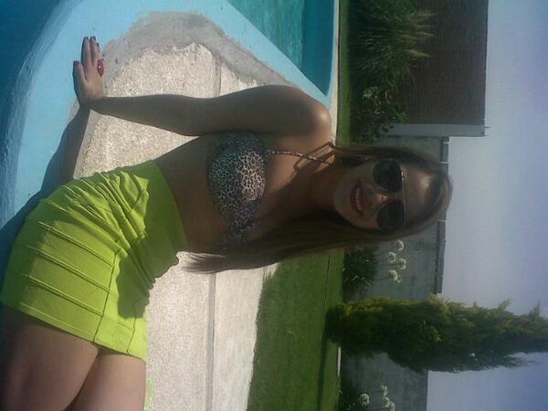 anakbernal's tweet photo. Como no amar las pool party's! http://t.co/hC2iYitwIC