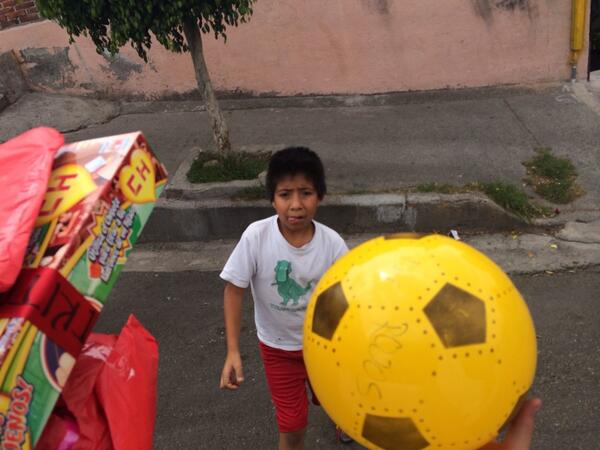Distrito4_rojo's tweet photo. @AmazingRace2014 #felizdiadelniño http://t.co/BdLIGsKdgS