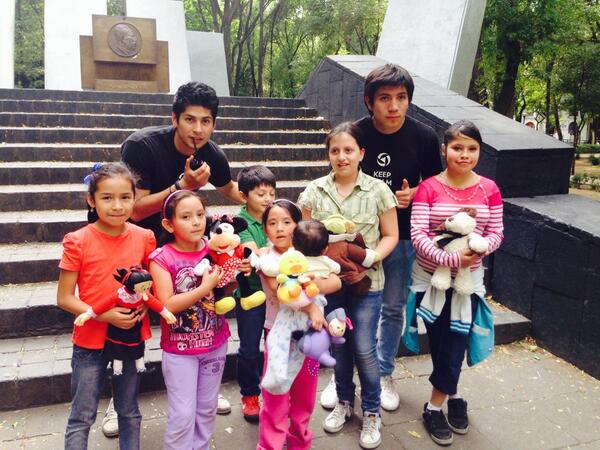 SomosSOLE's tweet photo. @AmazingRace2014 sonrían TODOS! http://t.co/0X5ic2Y9Vi