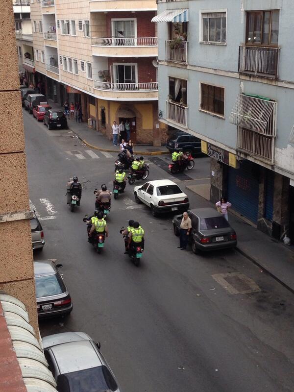 Lauraartaltv's tweet photo. Fuerte contingente de la GNB en Chacao. 5:11pm #5A http://t.co/WwwX3HxYjd