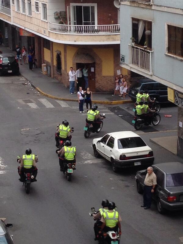 Lauraartaltv's tweet photo. Fuerte contingente de la GNB en Chacao. 5:11pm #5A http://t.co/WwwX3HxYjd