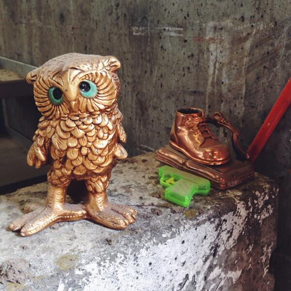 highland_frau's tweet photo. There's a room of cool stuff gleaned from piles of "rubbish" by artists @oregonmetro trans station @MasterRecycler http://t.co/1CbSKPPsqk