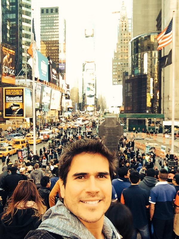 DanArenas's tweet photo. Reportando desde la Plaza del Tiempo🗽 http://t.co/2vT3ypqJrg