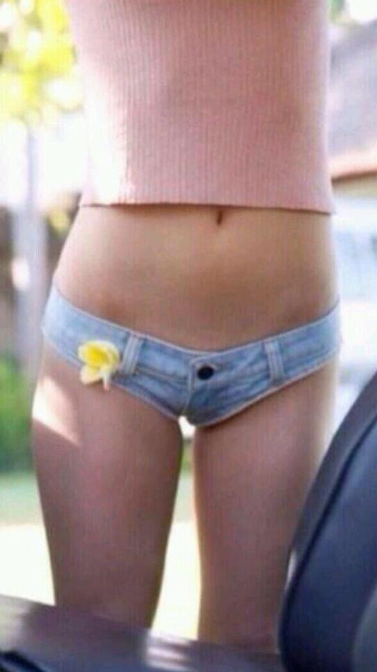 AzizParody11's tweet photo. Girls be at school like "I got dress-coded for no reason!!" http://t.co/SQgNpYskIw