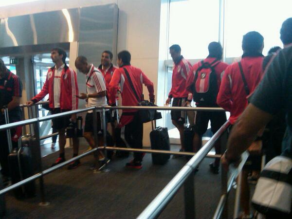 CARPoficial_'s tweet photo. El plantel de #River, a las 15, previo al embarque rumbo a Córdoba. http://t.co/aFYuJgl2CR