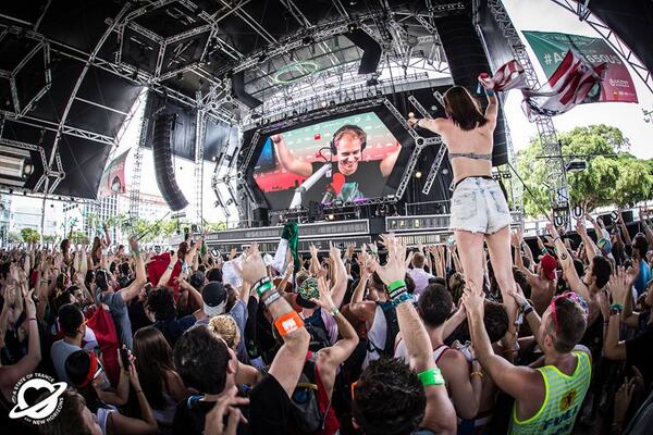 djz's tweet photo. Can we go back to this moment? #ASOT650US #LifeAfterASOT650 http://t.co/BbbMtpSFMb