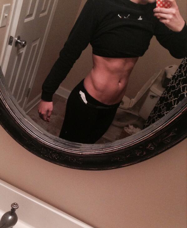 FirstClass_fit's tweet image. nighttime abs 🎉🙈 finally leaning out a little again 😁☺️