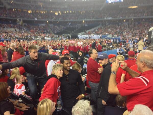 Fantastic RT <a href="/natemoll/">Nate Moll</a>: Can’t get enough of this <a href="/JJWatt/">JJ Watt</a> photobomb on <a href="/DangeRussWilson/">Russell Wilson</a> #FinalFour #Badgers