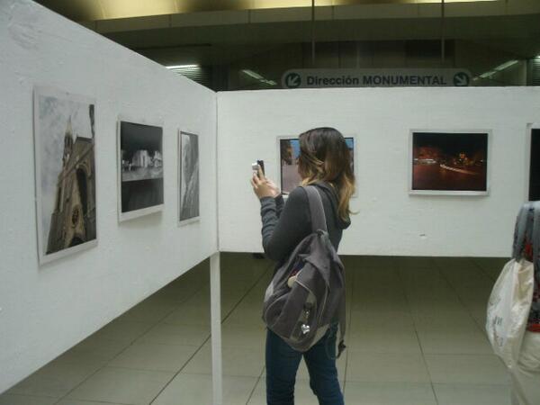 carabobocultura's tweet photo. Participantes del taller de fotografia #SNCulturasPopulares exponen fotos en el metro de Valencia @descolonializa http://t.co/MPF6KEekCg