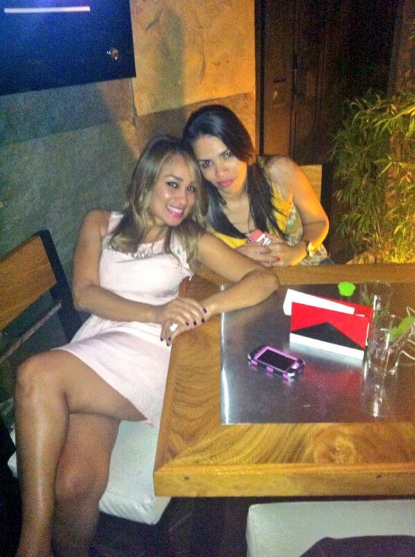 HeliMedinaRD's tweet image. Nos dieron permiso para salir... Noche de chicas! #risas #olisroom #girlsnight @Applelesly