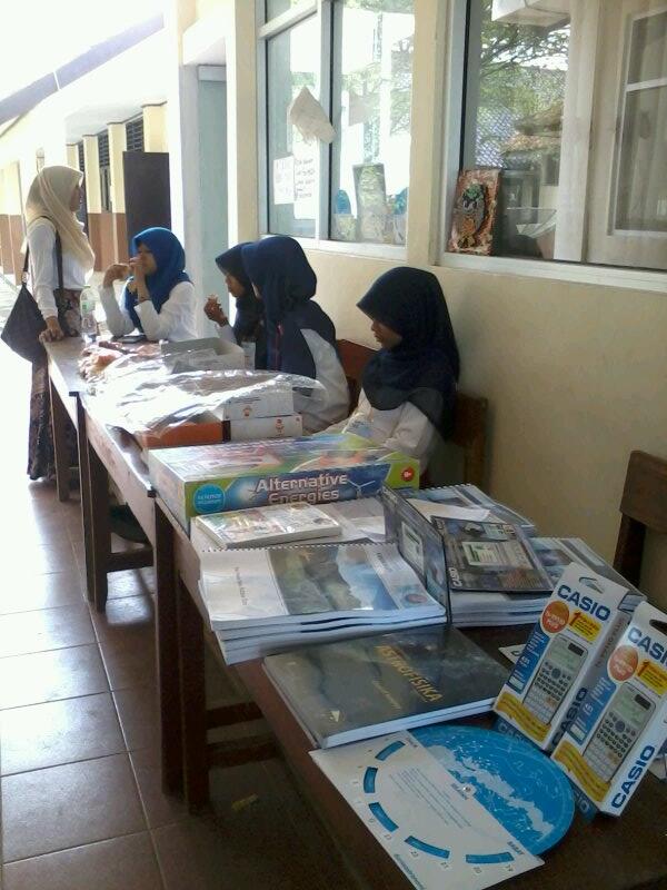 owl_47's tweet photo. Yang sudah selesai yuk merapat ke koridor ada bazaar menarik.. http://t.co/lUdY7LHVVw