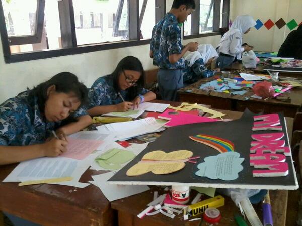 owl_47's tweet photo. Mading Competition - Para peserta sibuk menghias madingnya masing-masing :) http://t.co/5cIkwsrCAc