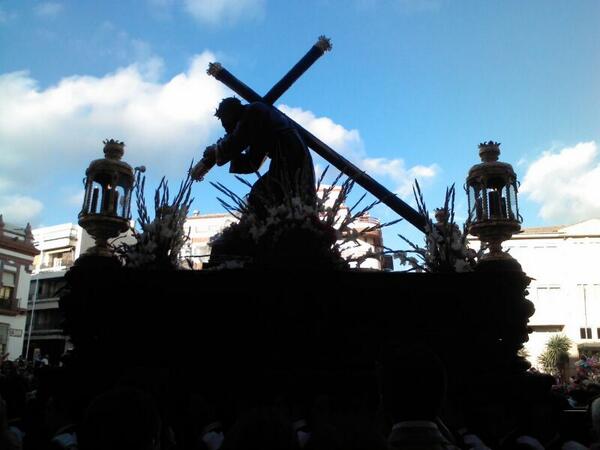 gustalassanta's tweet photo. Preciosa foto del NP Jesús Nazareno de Bailén (Jaén)  en el Saludo con la Virgen de los Dolores de ayer http://t.co/ALadOeduh9