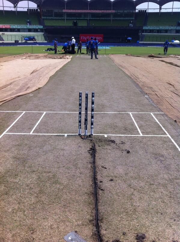 ECB_cricket's tweet photo. Finishing touches to the pitch. Toss in 15mins. Bat or bowl? What would @Lottie2323 do? #WWCED #wt20 http://t.co/HPzRndJaOD