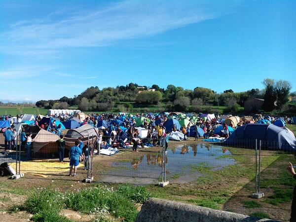 Markum_Almeida's tweet photo. Desmontant tendes. #lobjectiu #femescoltisme http://t.co/vKNsEpetkV