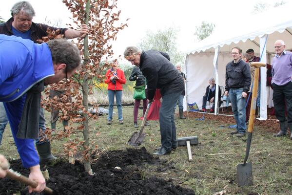 Boomplantdag 2014 op 5 april. Gedeputeerde Jaap Bond en wethouder Gertjan v/d  Hoeven plantten de eerste boom.