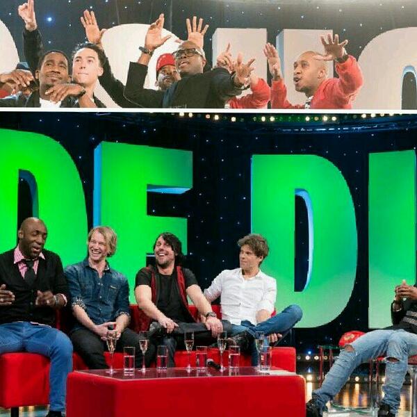 Vanavond zitten <a href="/Murth13/">Murth13</a> &amp; <a href="/driejs/">3JS</a> gezellig bij mij op de bank..  21:25 NED3 #DeDinoShow