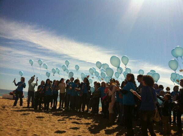 Comunicart_aut's tweet photo. A punt de llençar els globus amb els nostres desitjos http://t.co/yBLlIM3aAJ