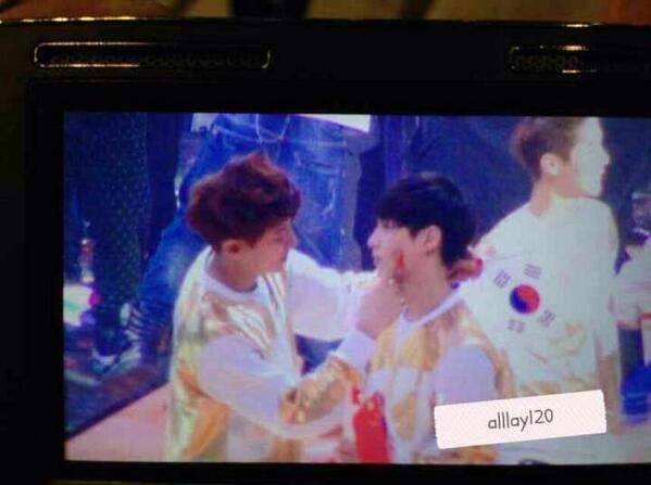 sasysoda_K's tweet photo. แกร๋ดดดด คุณ ทำอะไรกันนนนน บนเวทีนะพิชานใจเย็นนะ #chanlay #allLay cr.AllLay120 http://t.co/iHIiwpjKhJ