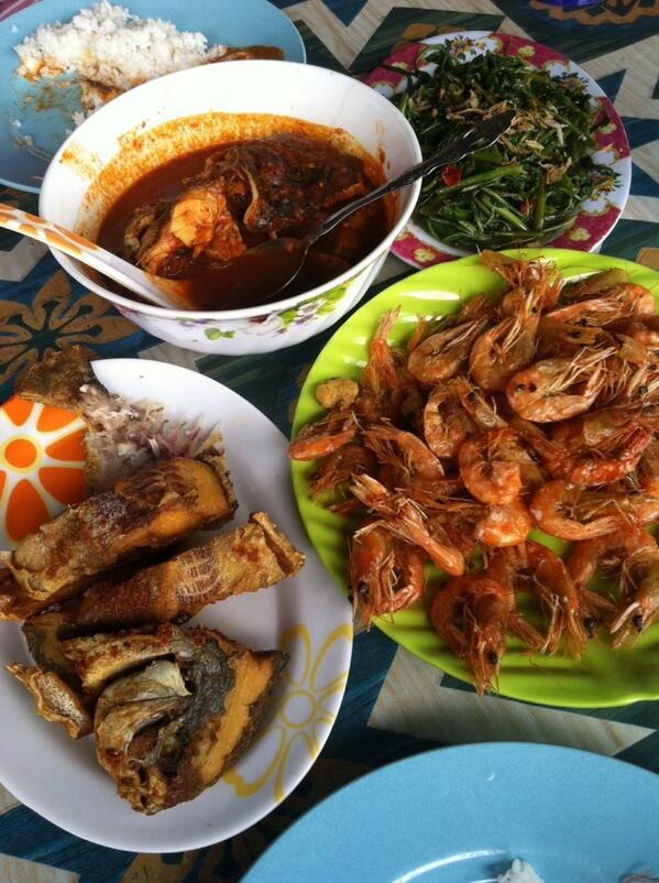a7at's tweet photo. Lunch..... Siang tadi bareng Istri ama duo gadis kecil... (@ Kelong Mak Uteh) http://t.co/8tJXHuHmWu http://t.co/9cqghwfYWy