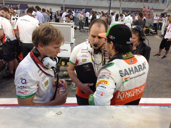 Last minute chat with Race Engineer <a href="/GPLambiase/">GianPiero Lambiase</a> for <a href="/SChecoPerez/">Sergio Pérez</a> on the grid #FeelTheForce