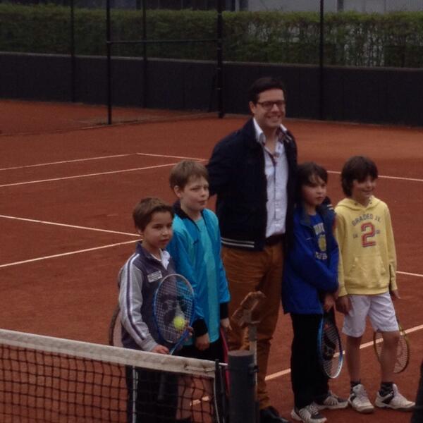 Opening Tennispark Houtrust door Tennisvereniging Never Out Houtrust en <a href="/karstenklein/">Karsten Klein</a> Gefeliciteerd! #rondjeVO