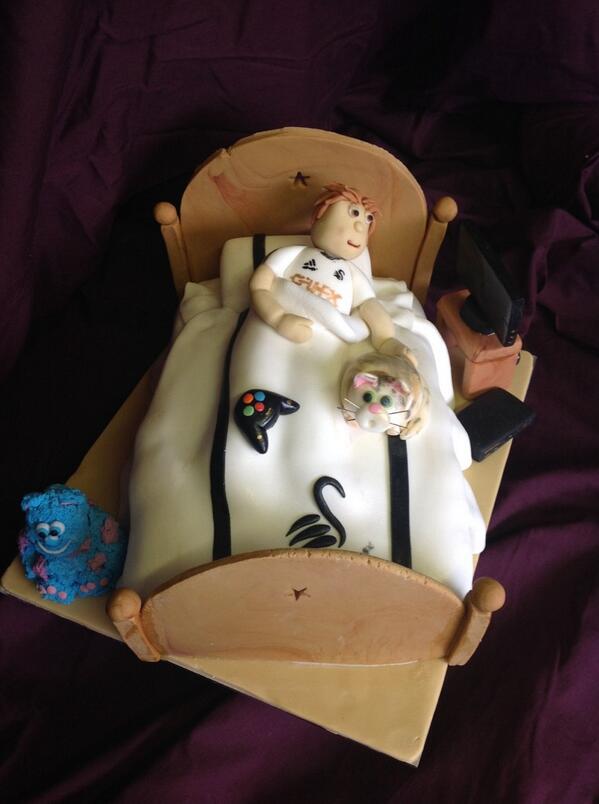 QueenStella_88's tweet image. #muh shut me out cos she was making a cake and looook there is a kitty on it #oneoffdesigns #cake