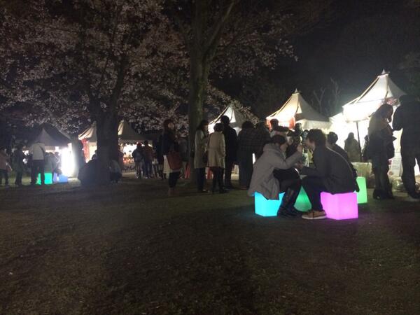 Illuminage_JIA's tweet photo. 大坂城 夜桜イルミナージュの一風景。
今夜も賑わっております。
#夜桜　#夜桜イルミナージュ　#イルミナージュ http://t.co/eYpKoZdyrK