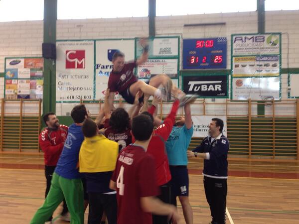 CABvdo's tweet photo. Final perfecto en la despedida de @gardu19. 6 goles y victoria del CAB 31-25 #graciasportodogardu http://t.co/8TcT4knECV
