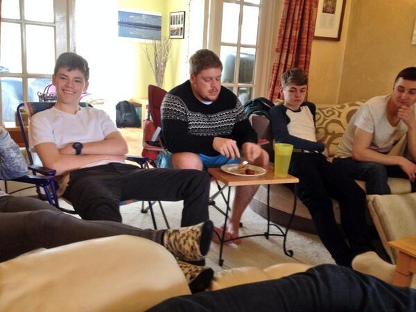 LivvyHj's tweet image. Just a guy. Eating his breakfast hahahaha #bossman #tinytable