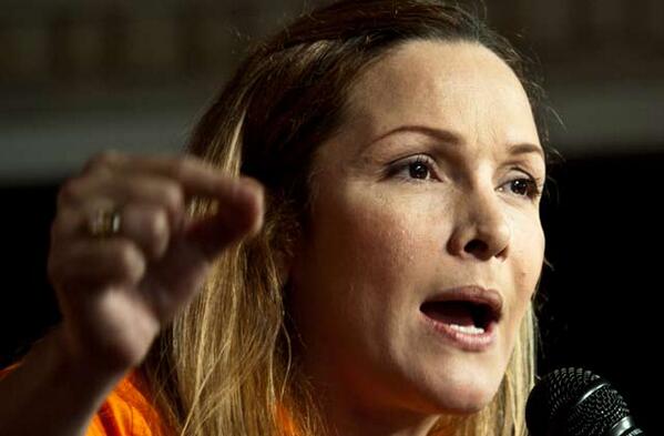 Laiguanatv's tweet image. Chama respondió párrafo por párrafo a Fabiola Colmenares por carta a Roque Valero goo.gl/SMrTxp   &amp;lt;.