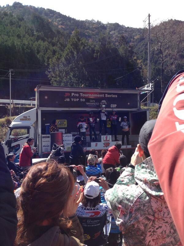 takyuk1219's tweet photo. TOP50七色戦を観戦してきました。伯母峰峠は気温3℃で雪・・・七色付近も冷たい雨に強風。レインウェアフル装備で行って良かった^^;ウェイインは四国在住時の師匠である本堂プロの解説付きという贅沢な観戦でした^_^ http://t.co/nk5L5qlfYO