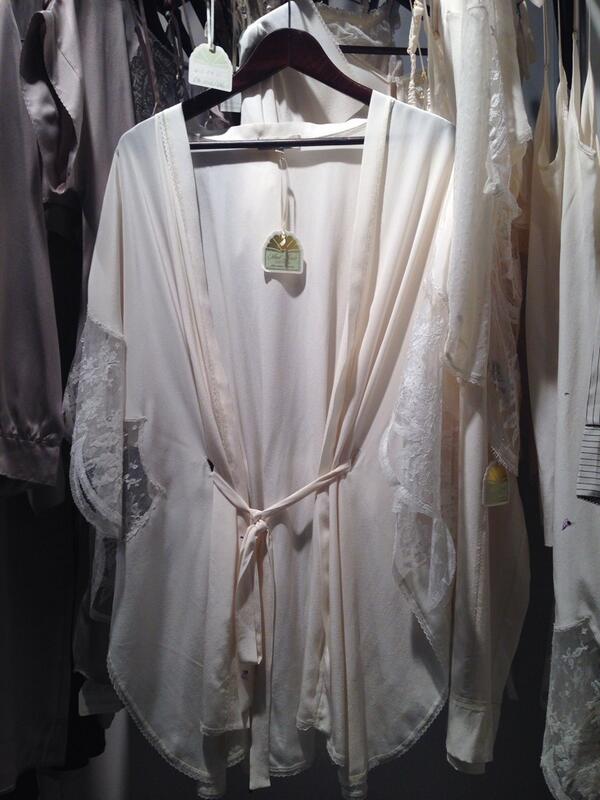 Perfect_Wedding's tweet photo. Love this dressing gown for the morning of your wedding @ShellBelleWorld http://t.co/X5iskgtzlM
